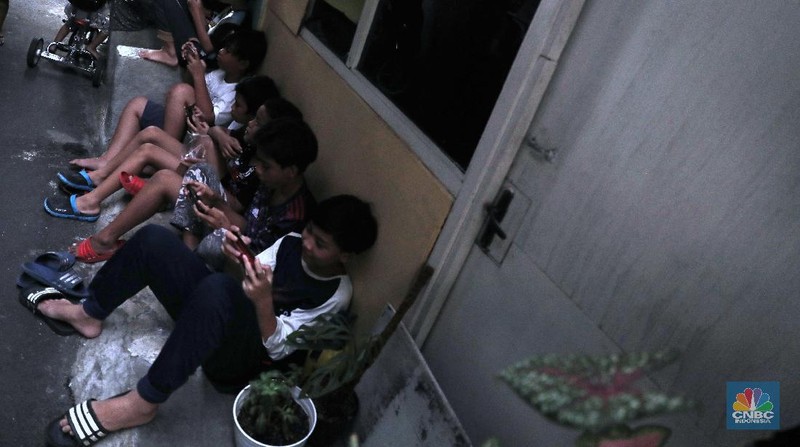 Waspada covid-19 di pemukiman padat penduduk. (CNBC Indonesia/Muhammad Sabki)
