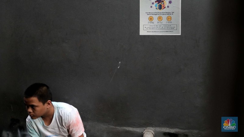 Waspada covid-19 di pemukiman padat penduduk. (CNBC Indonesia/Muhammad Sabki)