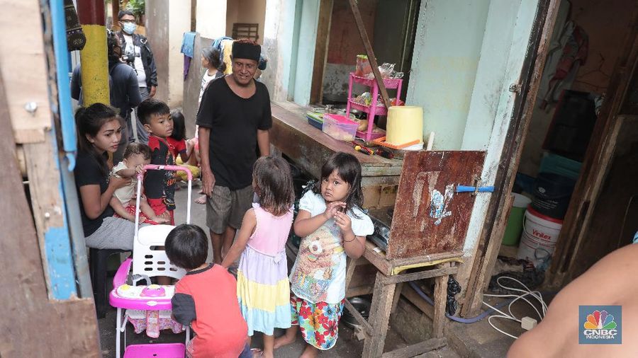Waspada covid-19 di pemukiman padat penduduk. (CNBC Indonesia/Muhammad Sabki)