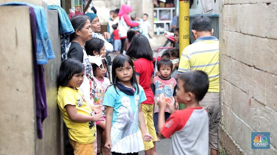 Waspada covid-19 di pemukiman padat penduduk. (CNBC Indonesia/Muhammad Sabki)