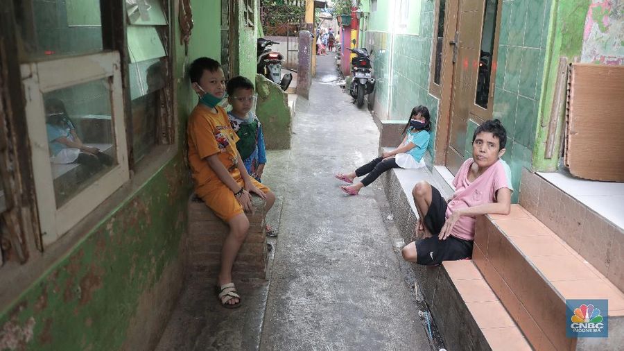 Waspada covid-19 di pemukiman padat penduduk. (CNBC Indonesia/Muhammad Sabki)