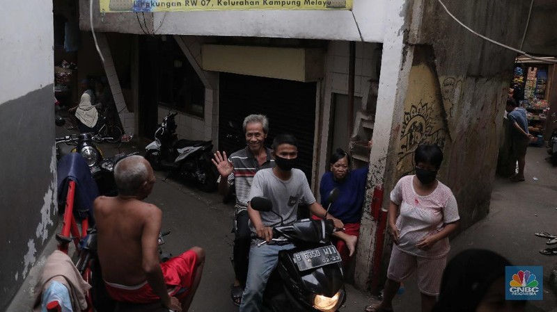 Waspada covid-19 di pemukiman padat penduduk. (CNBC Indonesia/Muhammad Sabki)