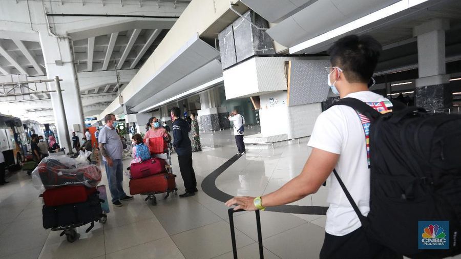 WNI dan WNA yang baru tiba dibandara soekarno hatta, Tangerang, Banten, Rabu (30/12/2020). Menjelang pergantian tahun, para penumpang penerbangan international yang tiba di bandara Soekarno Hatta diwajibkan untuk menjalani karantina selama minimal 5 hari. (CNBC Indonesia/Andrean Kristianto)
