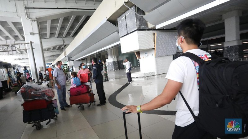 WNI dan WNA yang baru tiba dibandara soekarno hatta, Tangerang, Banten, Rabu (30/12/2020). Menjelang pergantian tahun, para penumpang penerbangan international yang tiba di bandara Soekarno Hatta diwajibkan untuk menjalani karantina selama minimal 5 hari. (CNBC Indonesia/Andrean Kristianto)