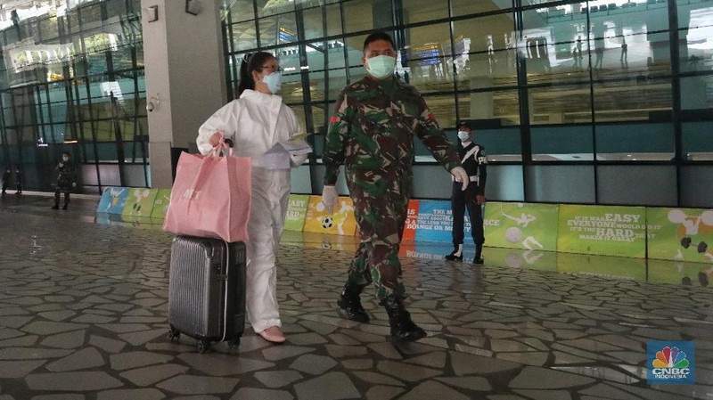WNI dan WNA yang baru tiba dibandara soekarno hatta, Tangerang, Banten, Rabu (30/12/2020). Menjelang pergantian tahun, para penumpang penerbangan international yang tiba di bandara Soekarno Hatta diwajibkan untuk menjalani karantina selama minimal 5 hari. (CNBC Indonesia/Andrean Kristianto)
