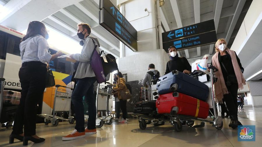 WNI dan WNA yang baru tiba dibandara soekarno hatta, Tangerang, Banten, Rabu (30/12/2020). Menjelang pergantian tahun, para penumpang penerbangan international yang tiba di bandara Soekarno Hatta diwajibkan untuk menjalani karantina selama minimal 5 hari. (CNBC Indonesia/Andrean Kristianto)