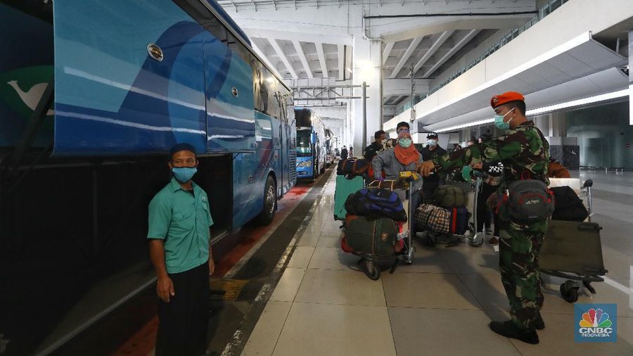 WNI dan WNA yang baru tiba dibandara soekarno hatta, Tangerang, Banten, Rabu (30/12/2020). Menjelang pergantian tahun, para penumpang penerbangan international yang tiba di bandara Soekarno Hatta diwajibkan untuk menjalani karantina selama minimal 5 hari. (CNBC Indonesia/Andrean Kristianto)