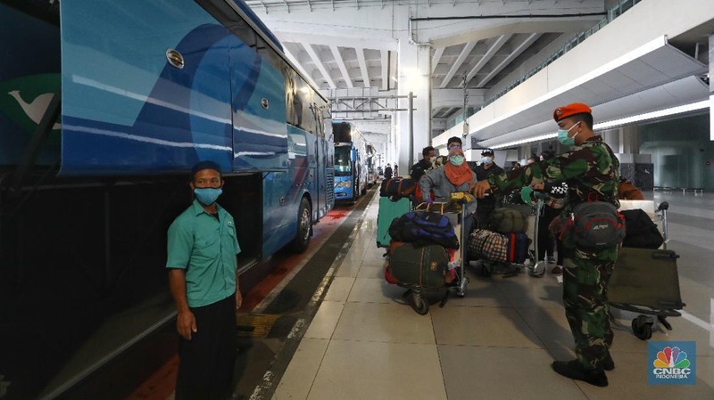 WNI dan WNA yang baru tiba dibandara soekarno hatta, Tangerang, Banten, Rabu (30/12/2020). Menjelang pergantian tahun, para penumpang penerbangan international yang tiba di bandara Soekarno Hatta diwajibkan untuk menjalani karantina selama minimal 5 hari. (CNBC Indonesia/Andrean Kristianto)
