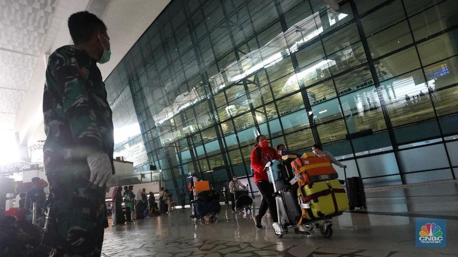 WNI dan WNA yang baru tiba dibandara soekarno hatta, Tangerang, Banten, Rabu (30/12/2020). Menjelang pergantian tahun, para penumpang penerbangan international yang tiba di bandara Soekarno Hatta diwajibkan untuk menjalani karantina selama minimal 5 hari. (CNBC Indonesia/Andrean Kristianto)
