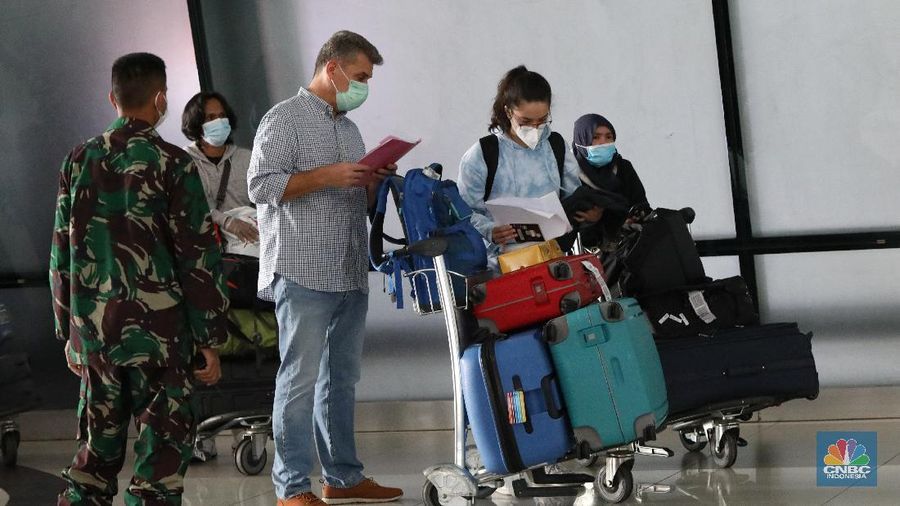 WNI dan WNA yang baru tiba dibandara soekarno hatta, Tangerang, Banten, Rabu (30/12/2020). Menjelang pergantian tahun, para penumpang penerbangan international yang tiba di bandara Soekarno Hatta diwajibkan untuk menjalani karantina selama minimal 5 hari. (CNBC Indonesia/Andrean Kristianto)