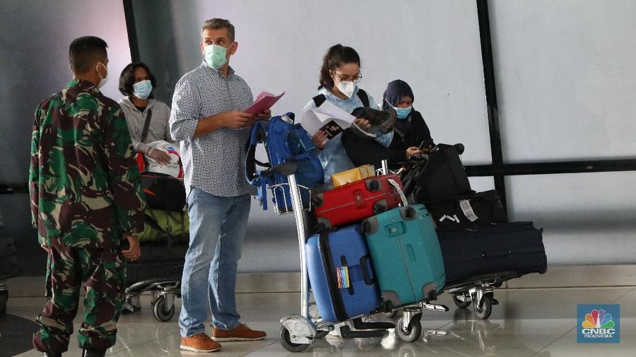 WNI dan WNA yang baru tiba dibandara soekarno hatta, Tangerang, Banten, Rabu (30/12/2020). Menjelang pergantian tahun, para penumpang penerbangan international yang tiba di bandara Soekarno Hatta diwajibkan untuk menjalani karantina selama minimal 5 hari. (CNBC Indonesia/Andrean Kristianto)