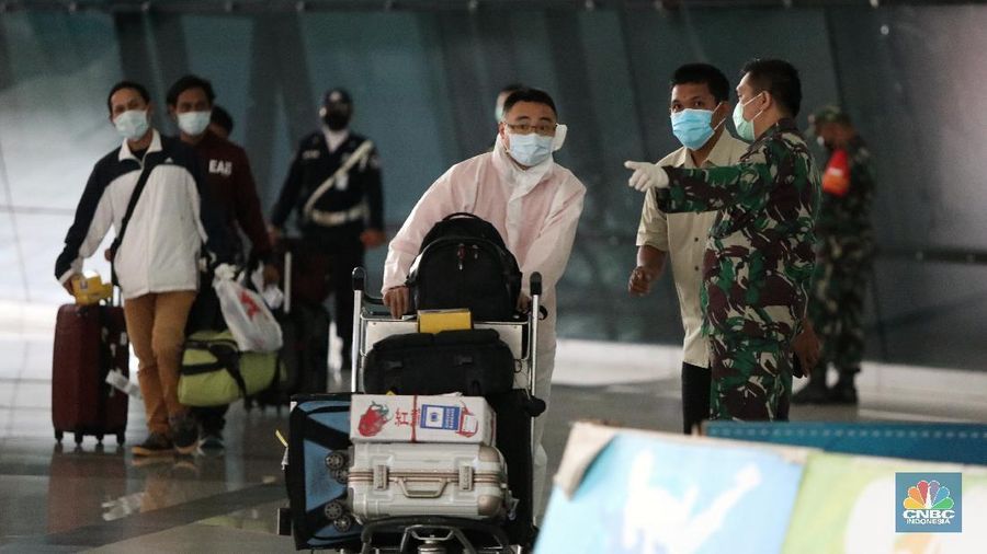 WNI dan WNA yang baru tiba dibandara soekarno hatta, Tangerang, Banten, Rabu (30/12/2020). Menjelang pergantian tahun, para penumpang penerbangan international yang tiba di bandara Soekarno Hatta diwajibkan untuk menjalani karantina selama minimal 5 hari. (CNBC Indonesia/Andrean Kristianto)