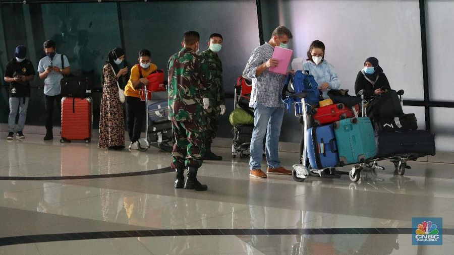 WNI dan WNA yang baru tiba dibandara soekarno hatta, Tangerang, Banten, Rabu (30/12/2020). Menjelang pergantian tahun, para penumpang penerbangan international yang tiba di bandara Soekarno Hatta diwajibkan untuk menjalani karantina selama minimal 5 hari. (CNBC Indonesia/Andrean Kristianto)
