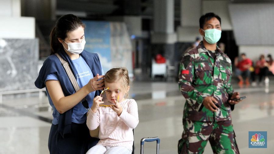 WNI dan WNA yang baru tiba dibandara soekarno hatta, Tangerang, Banten, Rabu (30/12/2020). Menjelang pergantian tahun, para penumpang penerbangan international yang tiba di bandara Soekarno Hatta diwajibkan untuk menjalani karantina selama minimal 5 hari. (CNBC Indonesia/Andrean Kristianto)