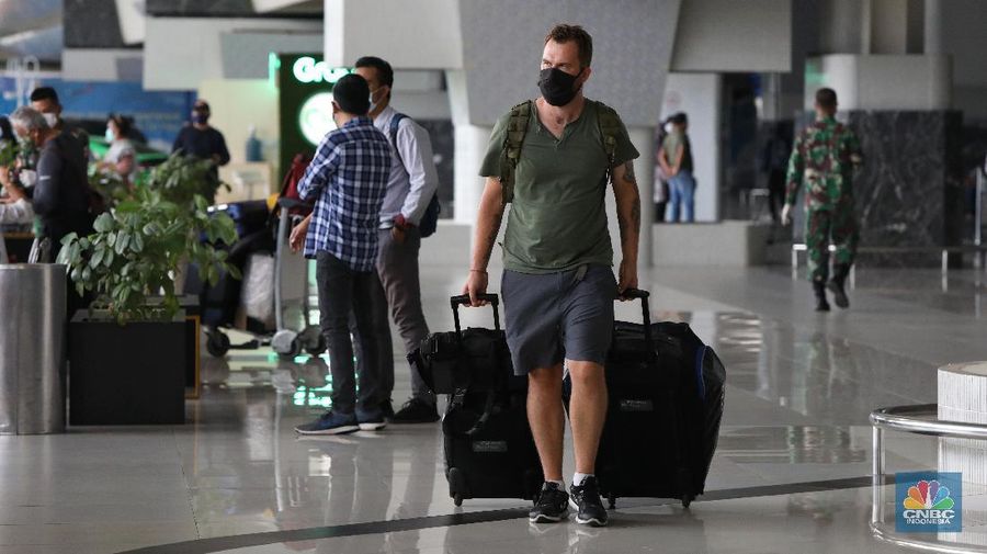 WNI dan WNA yang baru tiba dibandara soekarno hatta, Tangerang, Banten, Rabu (30/12/2020). Menjelang pergantian tahun, para penumpang penerbangan international yang tiba di bandara Soekarno Hatta diwajibkan untuk menjalani karantina selama minimal 5 hari. (CNBC Indonesia/Andrean Kristianto)
