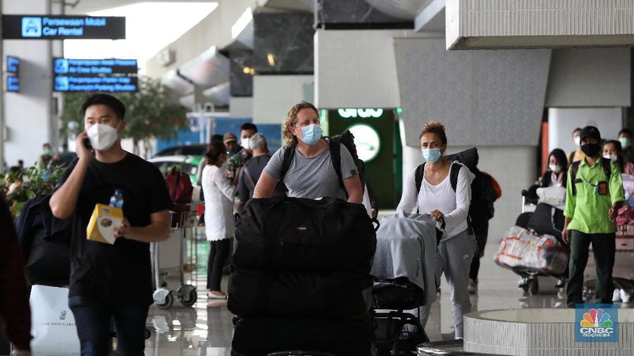 WNI dan WNA yang baru tiba dibandara soekarno hatta, Tangerang, Banten, Rabu (30/12/2020). Menjelang pergantian tahun, para penumpang penerbangan international yang tiba di bandara Soekarno Hatta diwajibkan untuk menjalani karantina selama minimal 5 hari. (CNBC Indonesia/Andrean Kristianto)