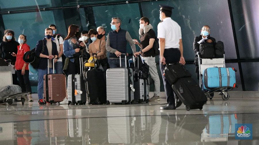 WNI dan WNA yang baru tiba dibandara soekarno hatta, Tangerang, Banten, Rabu (30/12/2020). Menjelang pergantian tahun, para penumpang penerbangan international yang tiba di bandara Soekarno Hatta diwajibkan untuk menjalani karantina selama minimal 5 hari. (CNBC Indonesia/Andrean Kristianto)