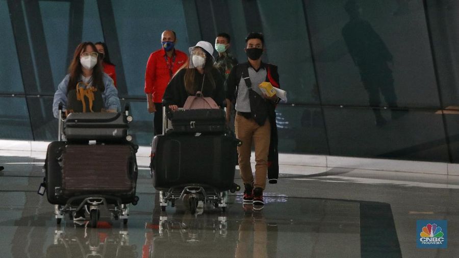 WNI dan WNA yang baru tiba dibandara soekarno hatta, Tangerang, Banten, Rabu (30/12/2020).  Menjelang pergantian tahun, para penumpang penerbangan international yang tiba di bandara Soekarno Hatta  diwajibkan untuk menjalani karantina selama minimal 5 hari. (CNBC Indonesia/Andrean Kristianto)