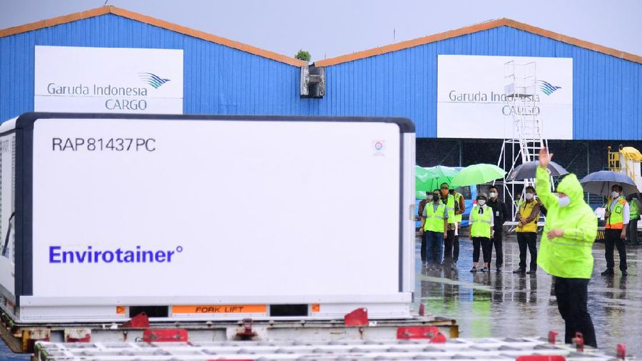 Kedatangan Vaksin Covid-19 Tahap 2, Bandara Soekarno Hatta, 31 Desember 2020.  (Biro Pers Sekretariat Presiden/Muchlis Jr)
