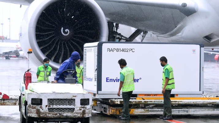 Kedatangan Vaksin Covid-19 Tahap 2, Bandara Soekarno Hatta, 31 Desember 2020.  (Biro Pers Sekretariat Presiden/Muchlis Jr)