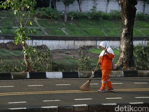 Sampah Berserakan di Kota Tua Usai Pesta Tahun Baru, Pasukan Oranye Tak Libur