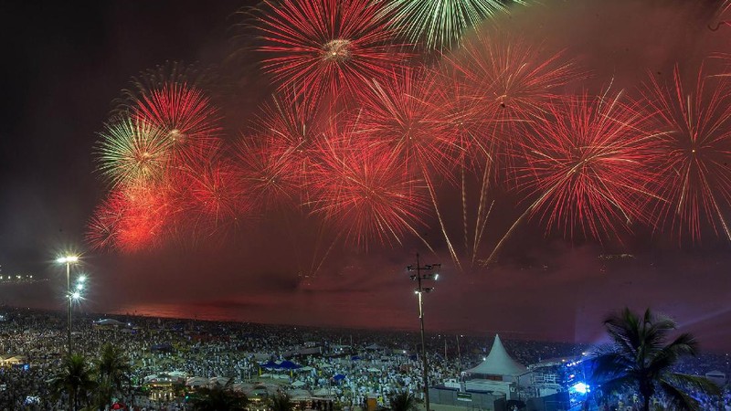 Foto kombinasi tahun baru 2020-2021 di Indonesia. (AP/Dita Alangkara)