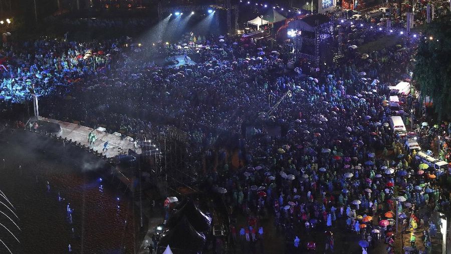 Foto kombinasi tahun baru 2020-2021 di Indonesia. (AP/Dita Alangkara)