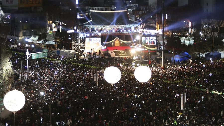 Foto kombinasi tahun baru 2020-2021 di Indonesia. (AP/Dita Alangkara)