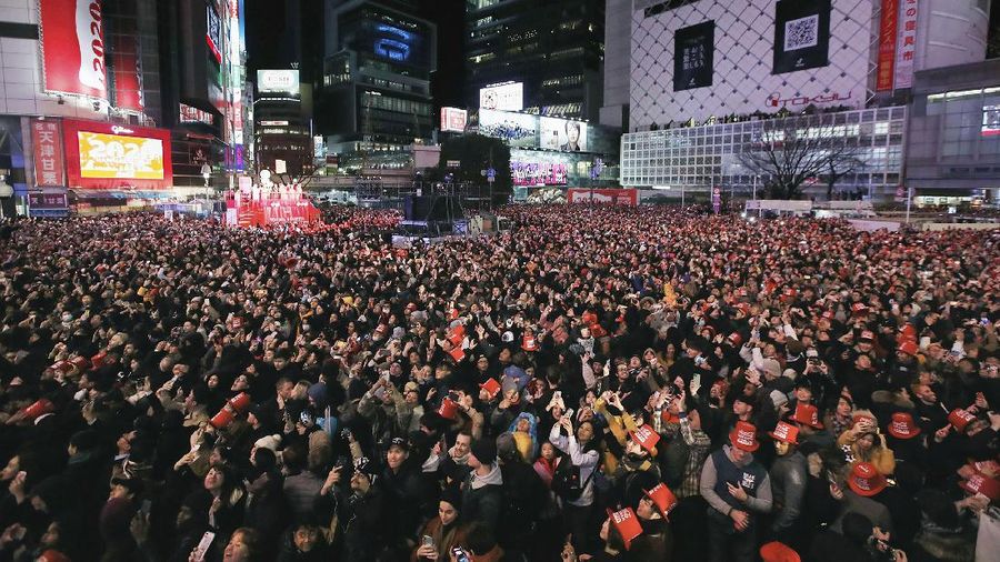 Foto kombinasi tahun baru 2020-2021 di Indonesia. (AP/Dita Alangkara)
