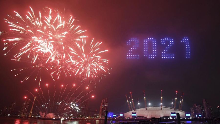 Pesta kembang api tahun baru 2021 di London, Inggris. (AP/Victoria Jones)