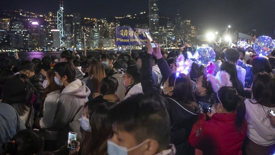 Suasana malam tahun baru di pelabuhan Victoria, Hong kong, Jumat (1/1/2021). (AP/Kin Cheung)