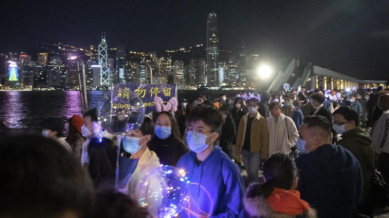 Suasana malam tahun baru di pelabuhan Victoria, Hong kong, Jumat (1/1/2021). (AP/Kin Cheung)