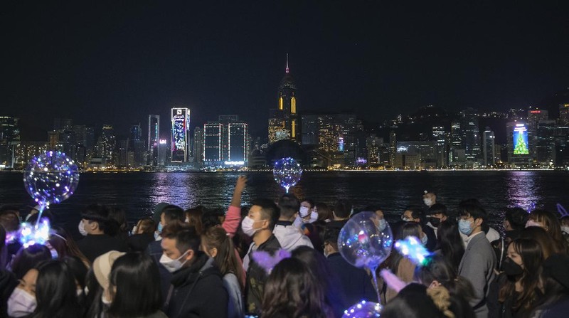 Suasana malam tahun baru di pelabuhan Victoria, Hong kong, Jumat (1/1/2021). (AP/Kin Cheung)