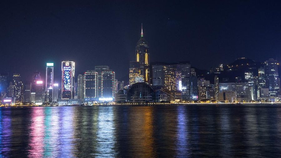 Suasana malam tahun baru di pelabuhan Victoria, Hong kong, Jumat (1/1/2021). (AP/Kin Cheung)