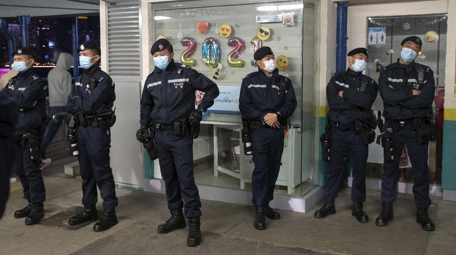 Suasana malam tahun baru di pelabuhan Victoria, Hong kong, Jumat (1/1/2021). (AP/Kin Cheung)