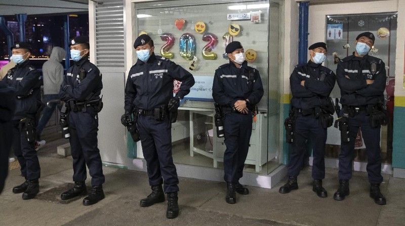 Suasana malam tahun baru di pelabuhan Victoria, Hong kong, Jumat (1/1/2021). (AP/Kin Cheung)