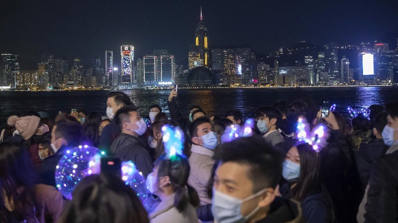 Suasana malam tahun baru di pelabuhan Victoria, Hong kong, Jumat (1/1/2021). (AP/Kin Cheung)