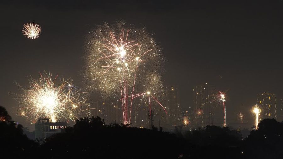 Tahun baru 2021 di Indonesia. (AP/Dita Alangkara)
