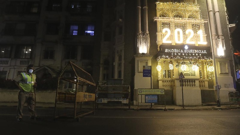 Tahun baru 2021 di Indonesia. (AP/Dita Alangkara)