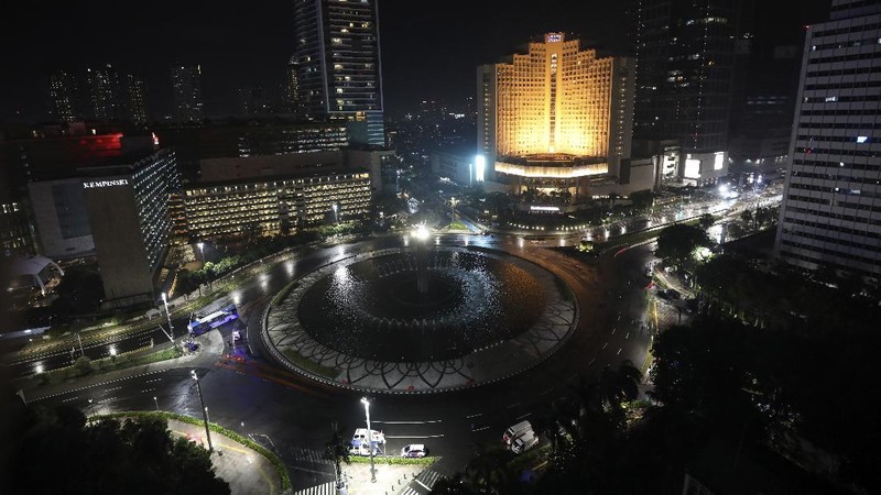 Tahun baru 2021 di Indonesia. (AP/Dita Alangkara)