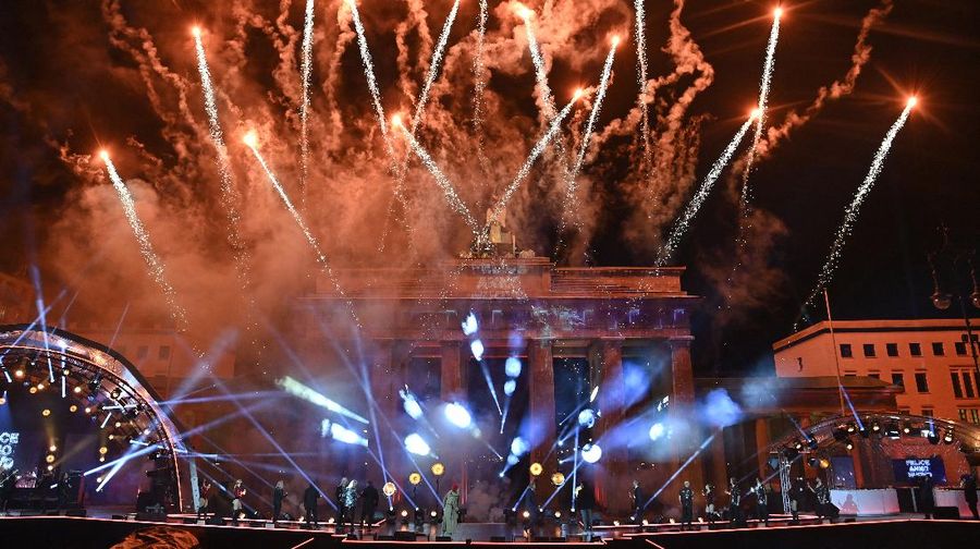 Tahun baru 2021 di Indonesia. (AP/Dita Alangkara)
