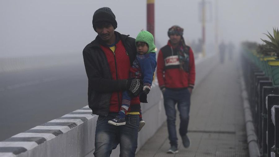 India dilanda kabut tebal dan gelombang dingin di awal tahun 2021. (AP/Altaf Qadri)