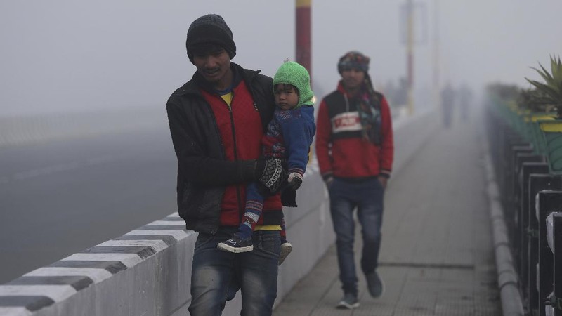 India dilanda kabut tebal dan gelombang dingin di awal tahun 2021. (AP/Altaf Qadri)