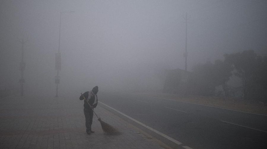 India dilanda kabut tebal dan gelombang dingin di awal tahun 2021. (AP/Altaf Qadri)