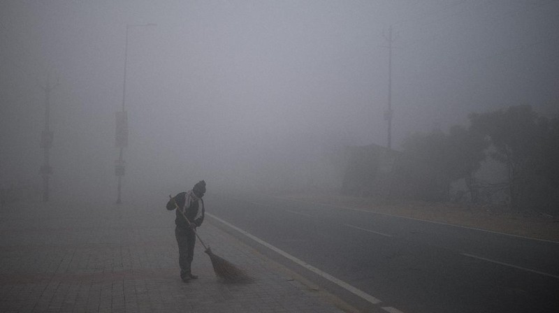 India dilanda kabut tebal dan gelombang dingin di awal tahun 2021. (AP/Altaf Qadri)
