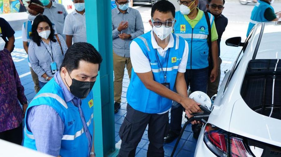 Menteri BUMN Erick Thohir melakukan pengecekan sejumlah fasilitas stasiun pengisian mobil listrik (charging station). (Dok: PLN)