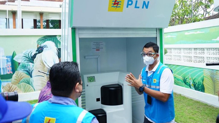 Menteri BUMN Erick Thohir melakukan pengecekan sejumlah fasilitas stasiun pengisian mobil listrik (charging station). (Dok: PLN)