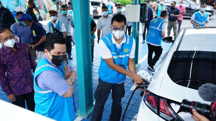 Menteri BUMN Erick Thohir melakukan pengecekan sejumlah fasilitas stasiun pengisian mobil listrik (charging station). (Dok: PLN)