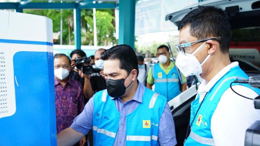 Menteri BUMN Erick Thohir melakukan pengecekan sejumlah fasilitas stasiun pengisian mobil listrik (charging station). (Dok: PLN)