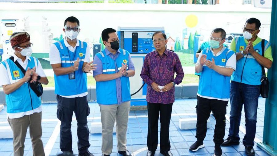 Menteri BUMN Erick Thohir melakukan pengecekan sejumlah fasilitas stasiun pengisian mobil listrik (charging station). (Dok: PLN)